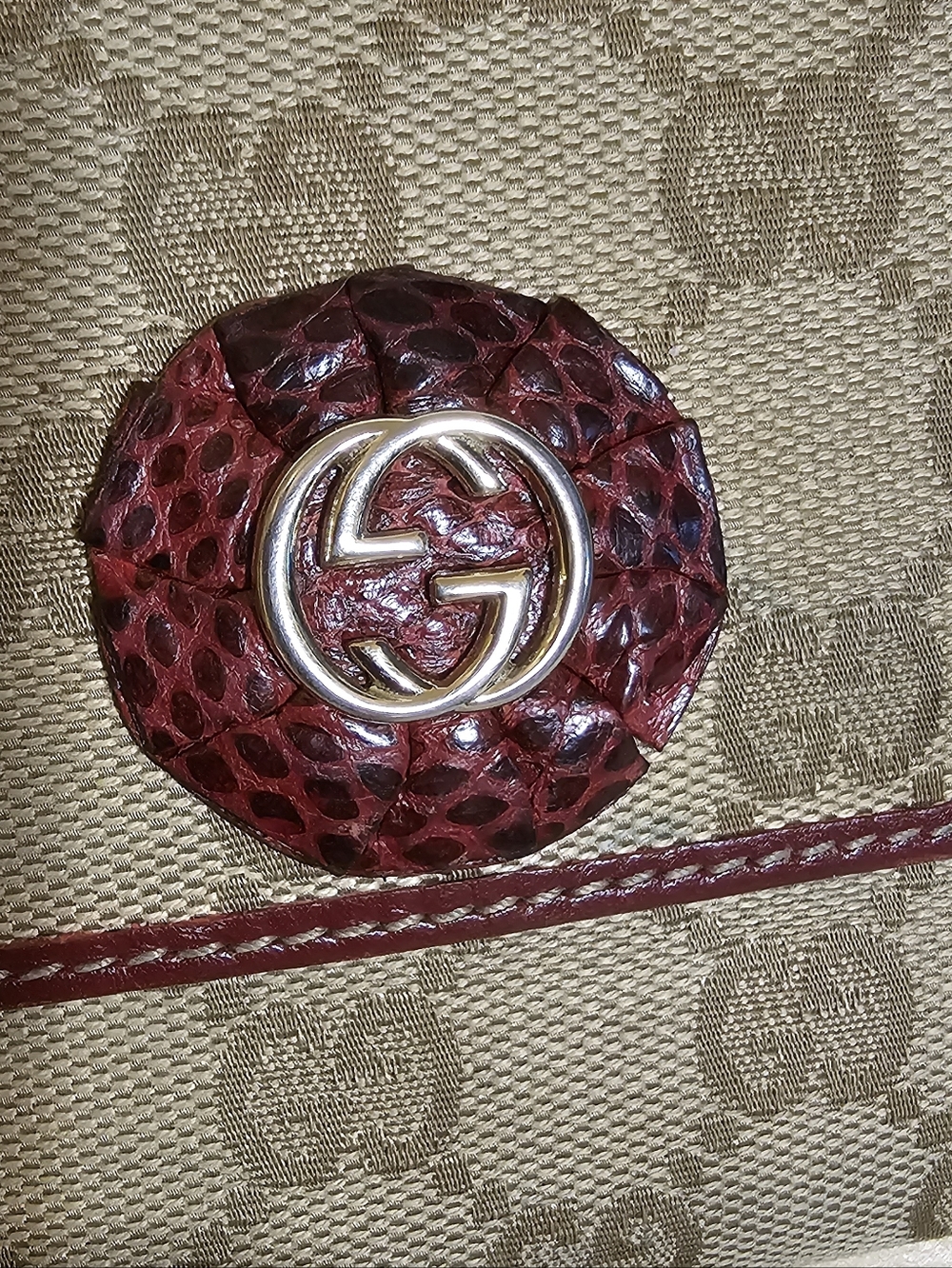 Gucci Beige Monogram Wallet with Burgundy Trim and Medallion - Picture 2 of 14